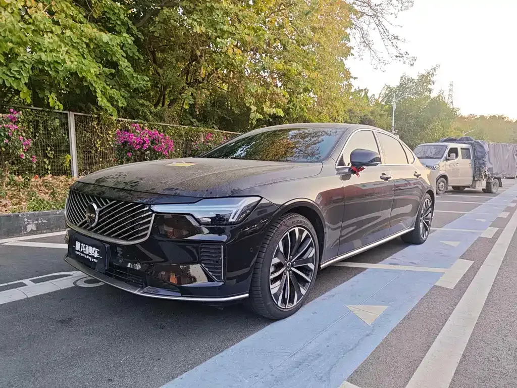 Volvo S90 — фото 1