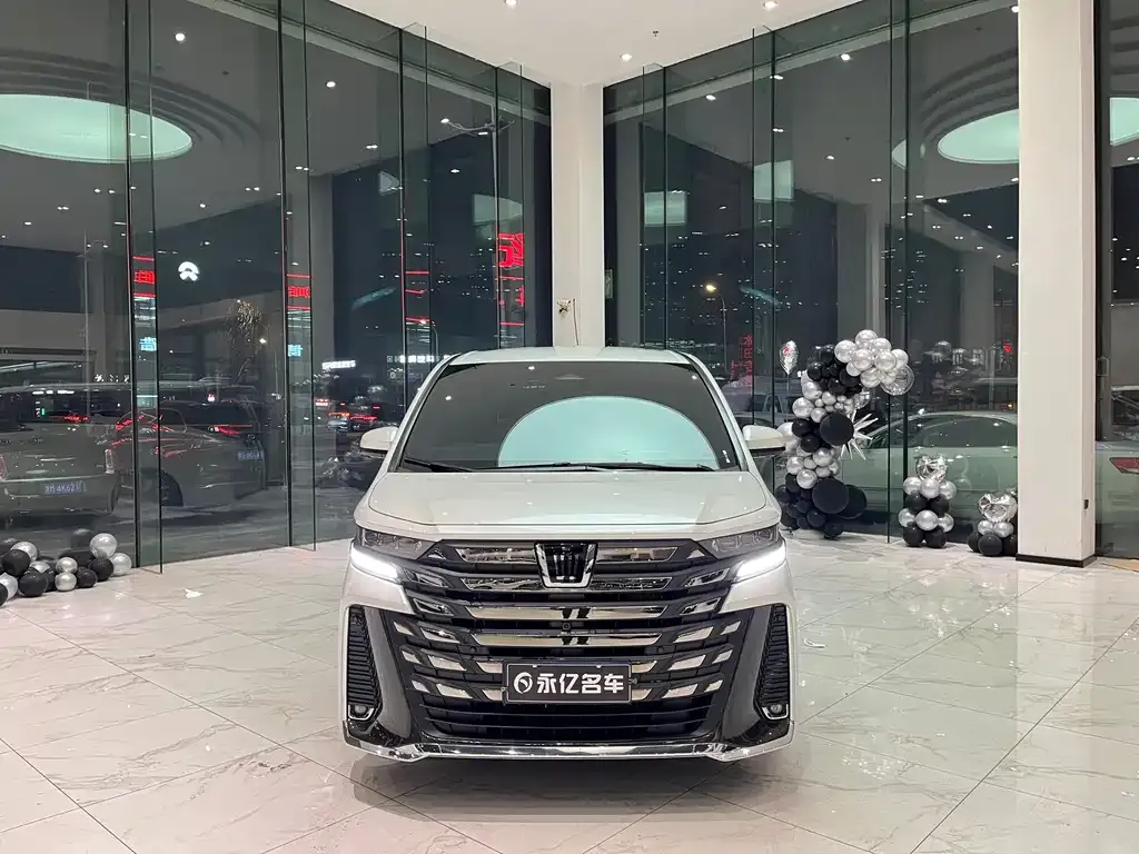 Toyota Vellfire — фото 1