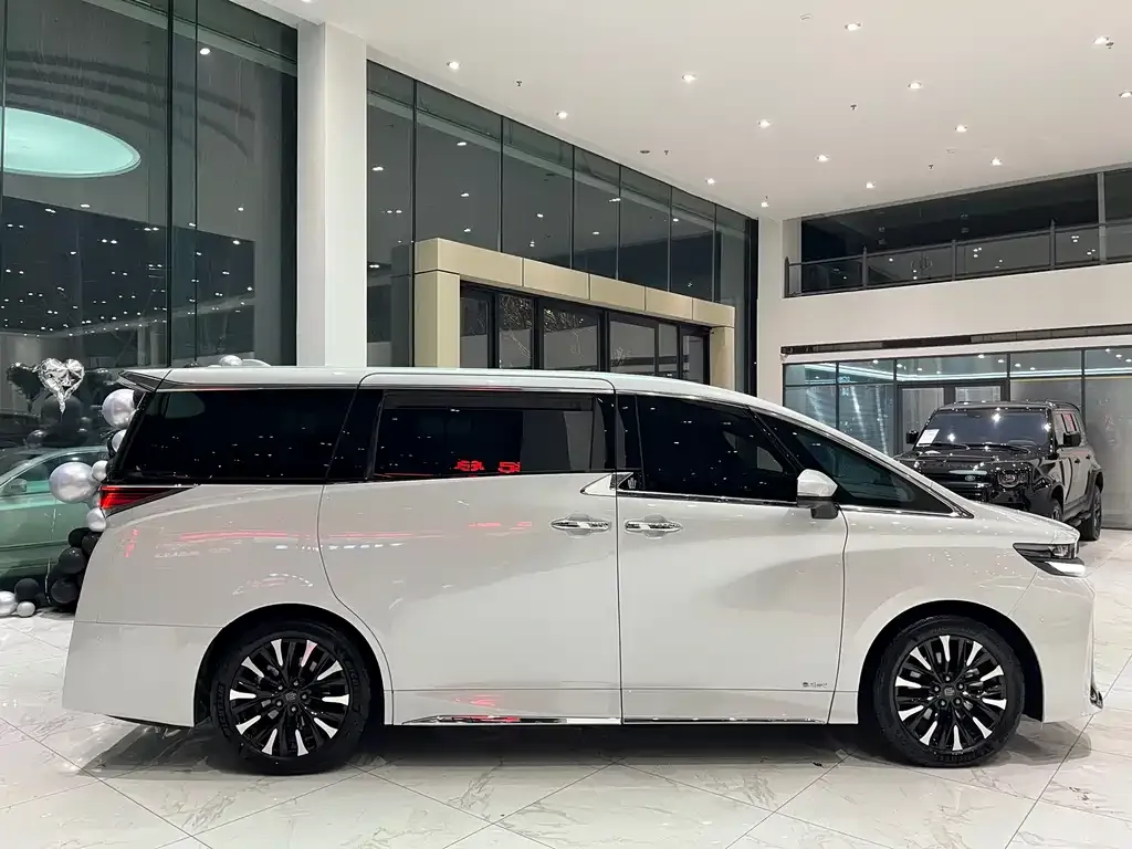 Toyota Vellfire — фото 10