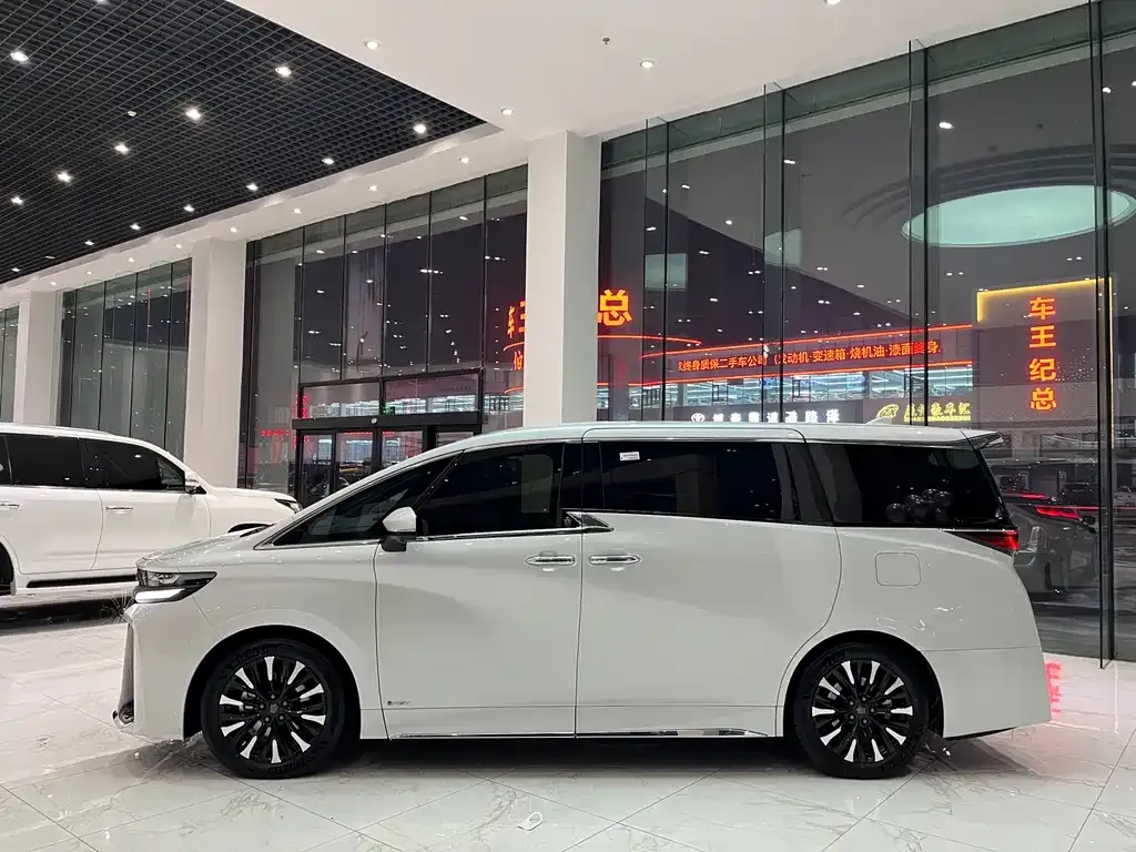 Toyota Vellfire — фото 2