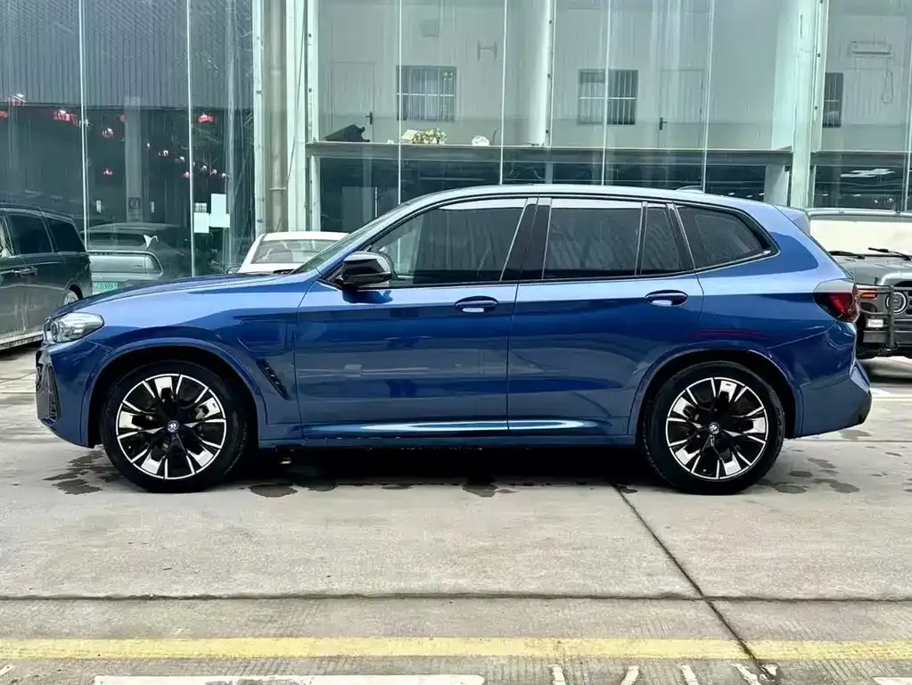 BMW iX3 — фото 2