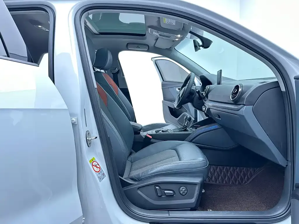 Audi Q2L — фото 10