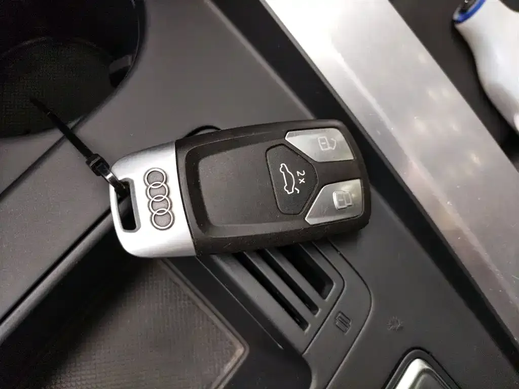 Audi A4L 2021 из CN, фото 2