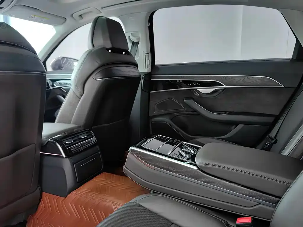 Audi A8 — фото 6