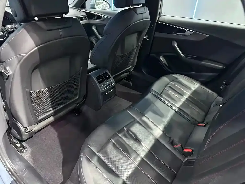 Audi A4L 2023 из CN, фото 7
