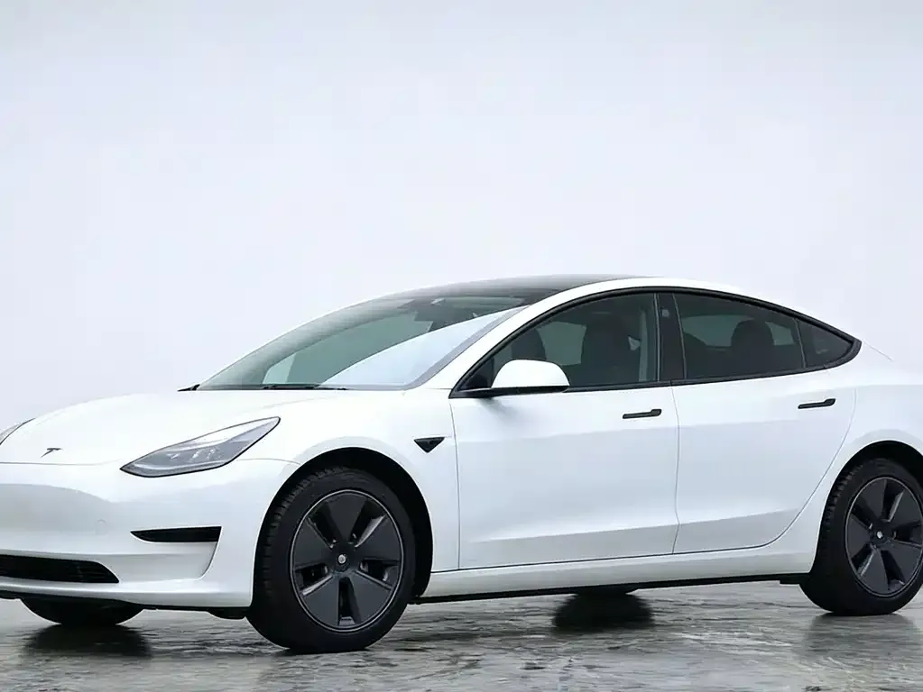 Tesla Model 3 — фото 1