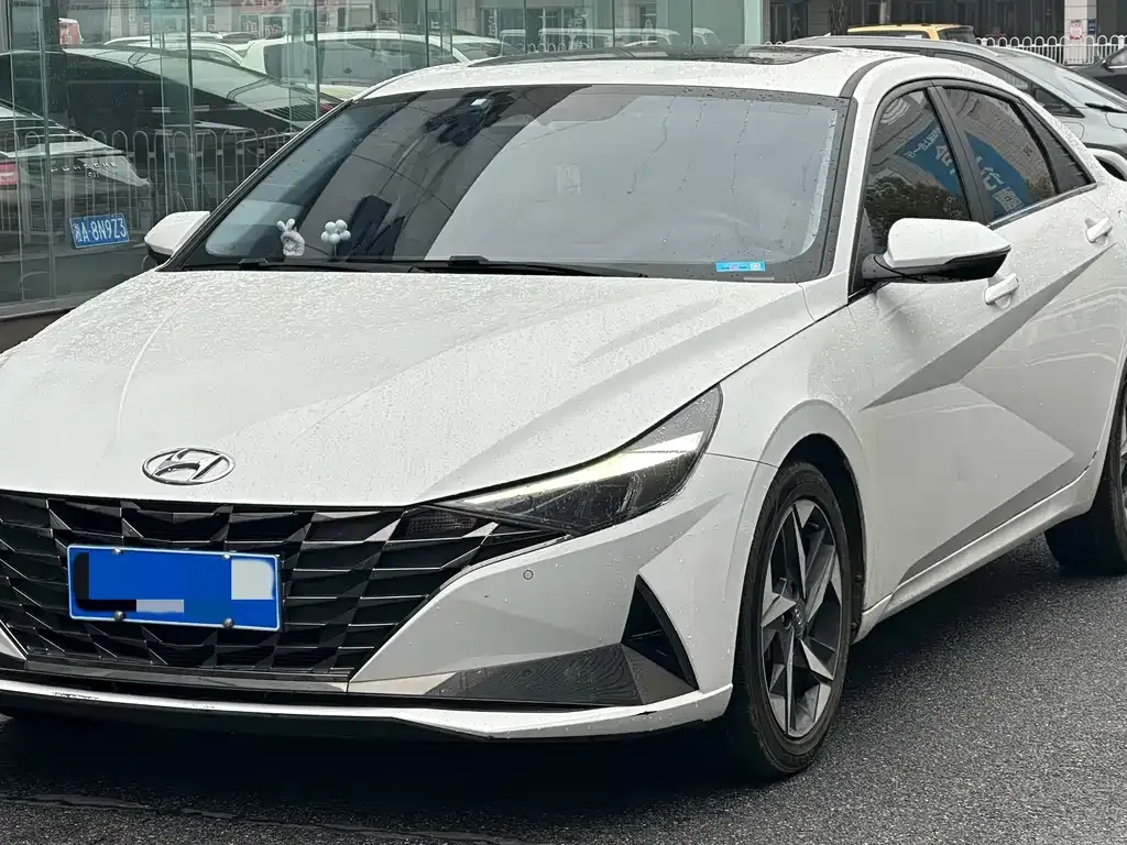 Hyundai Elantra — фото 1