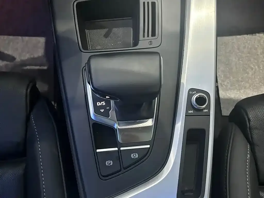 Audi A4L 2022 из CN, фото 6