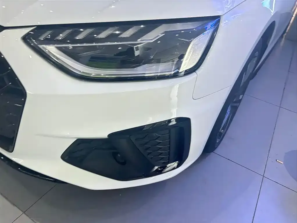 Audi A4L 2022 из CN, фото 2