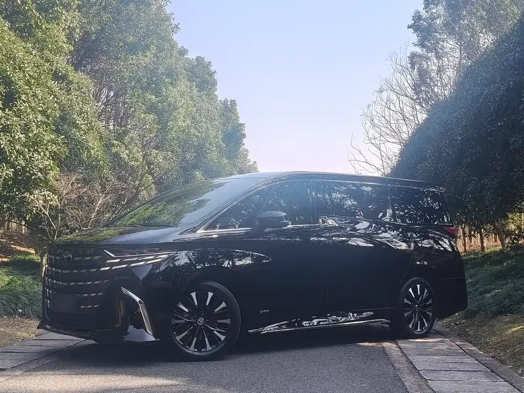 Toyota Alphard 2023 из CN, фото 1