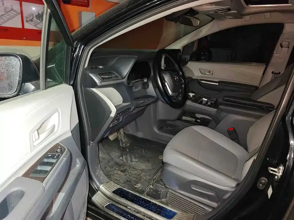Toyota Granvia — фото 10