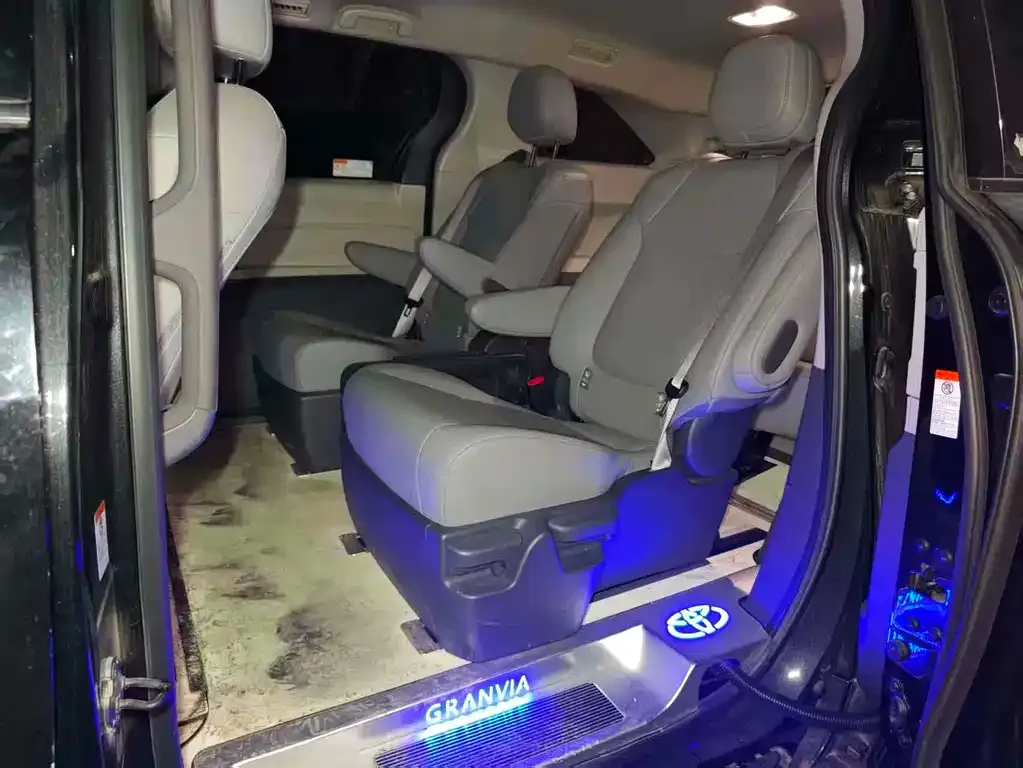 Toyota Granvia — фото 9