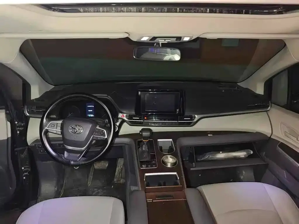 Toyota Granvia — фото 2