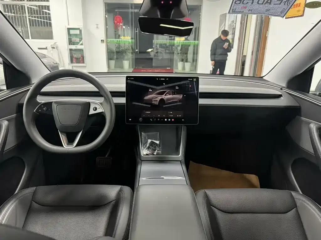 Tesla Model Y — фото 8