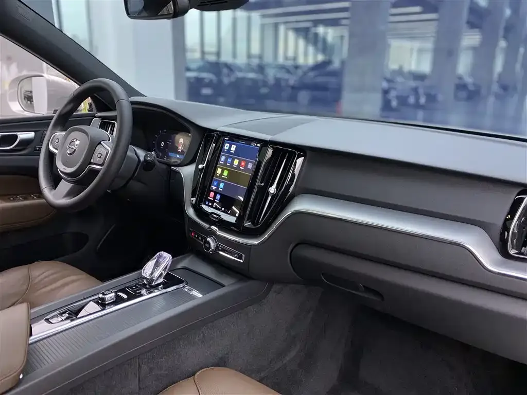 Volvo XC60 — фото 10