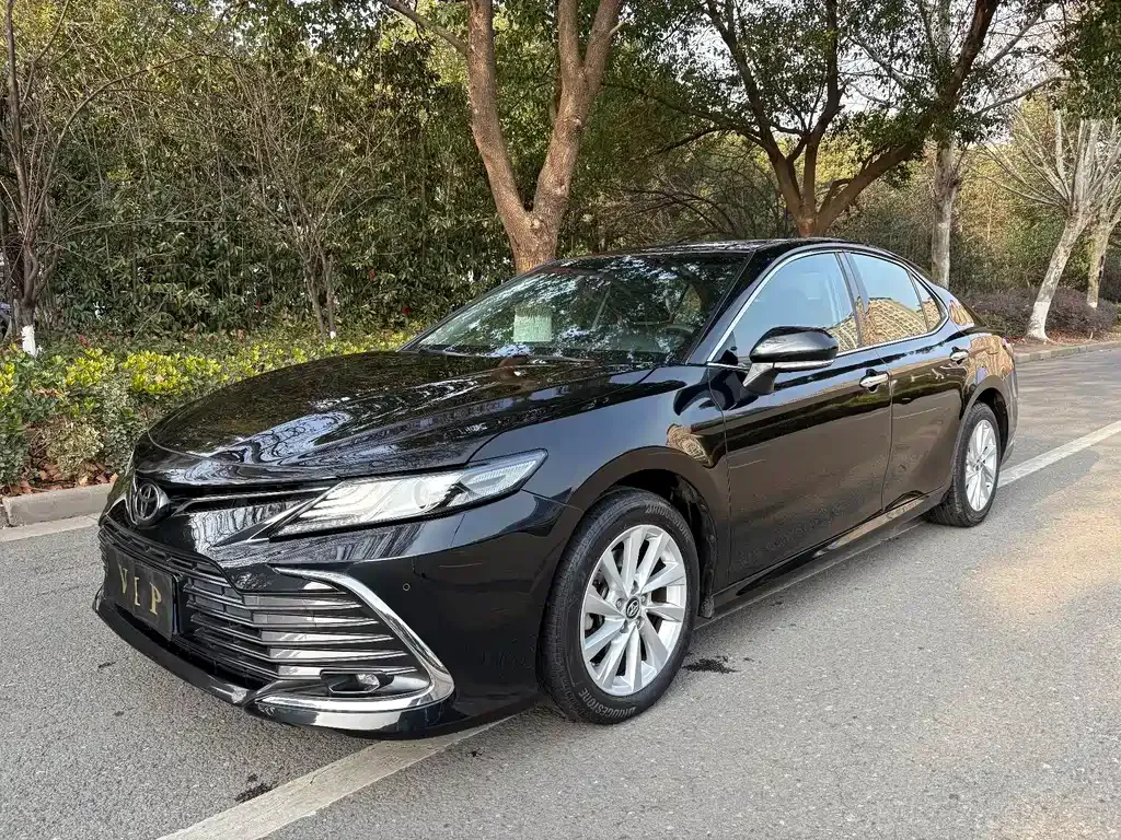 Toyota Camry — фото 1