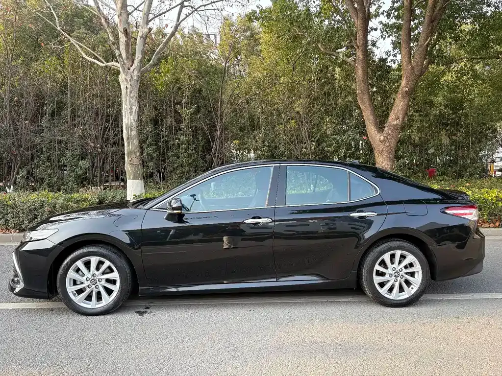 Toyota Camry — фото 9