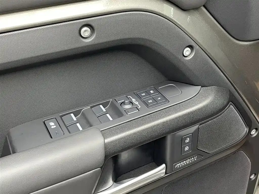 Land Rover Defender — фото 10