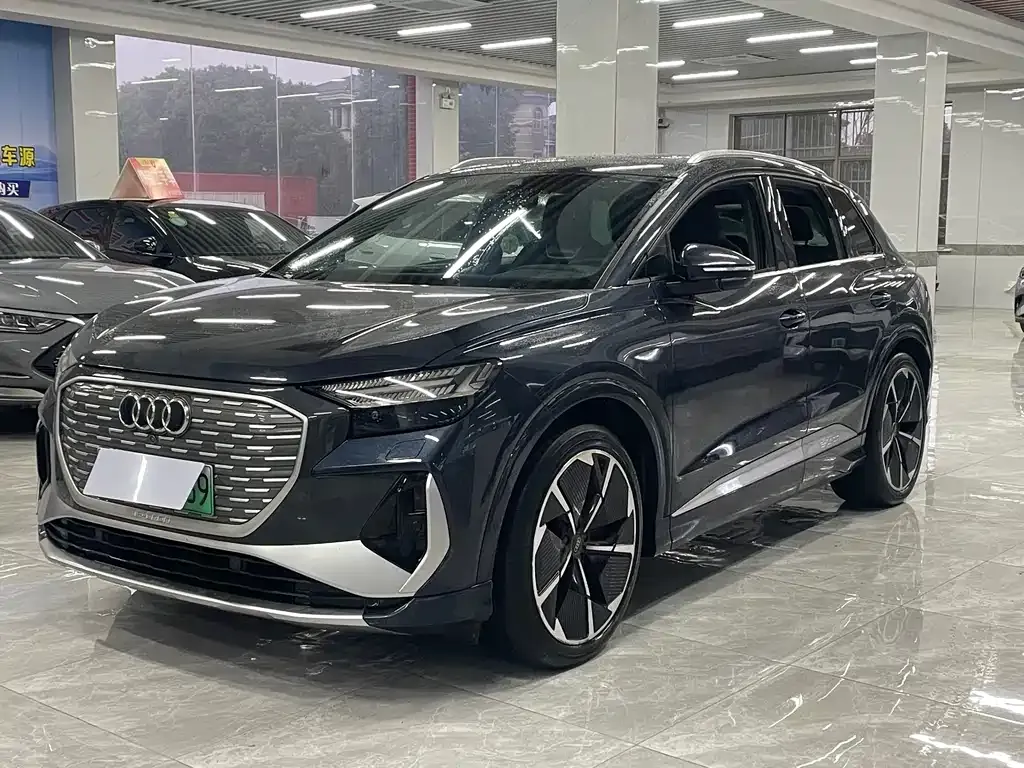 Audi Q4 e-tron — фото 1