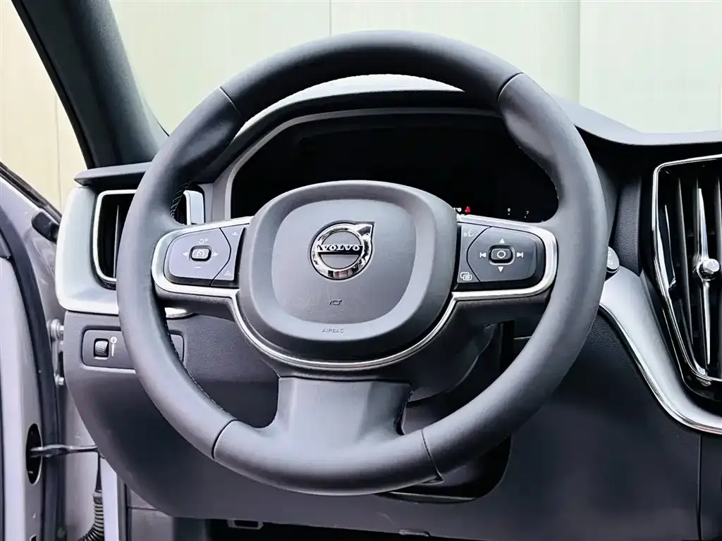 Volvo XC60 — фото 5
