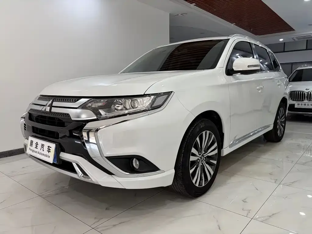 Mitsubishi Outlander — фото 1