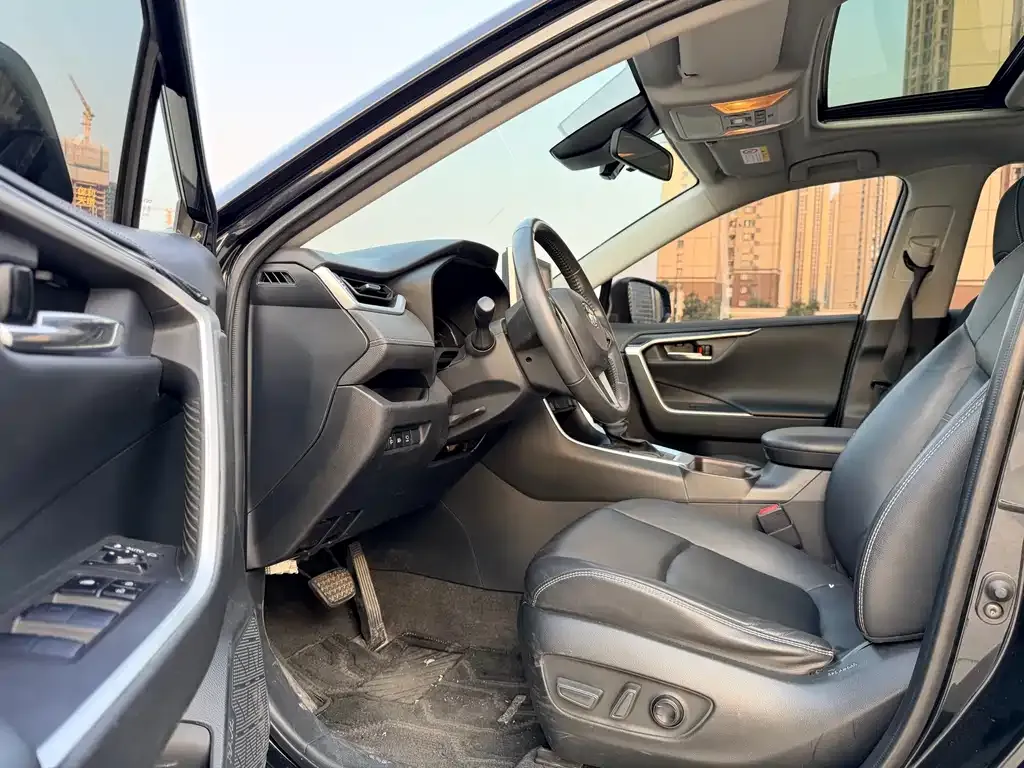 Toyota RAV4 — фото 4