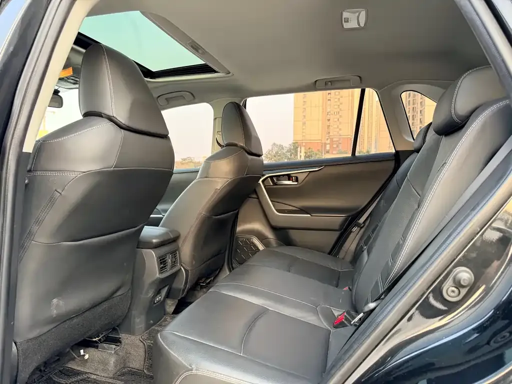 Toyota RAV4 — фото 6