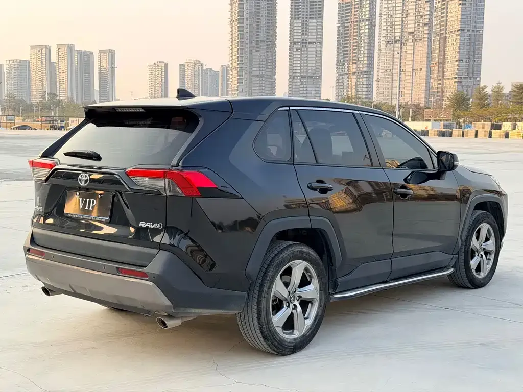 Toyota RAV4 — фото 8
