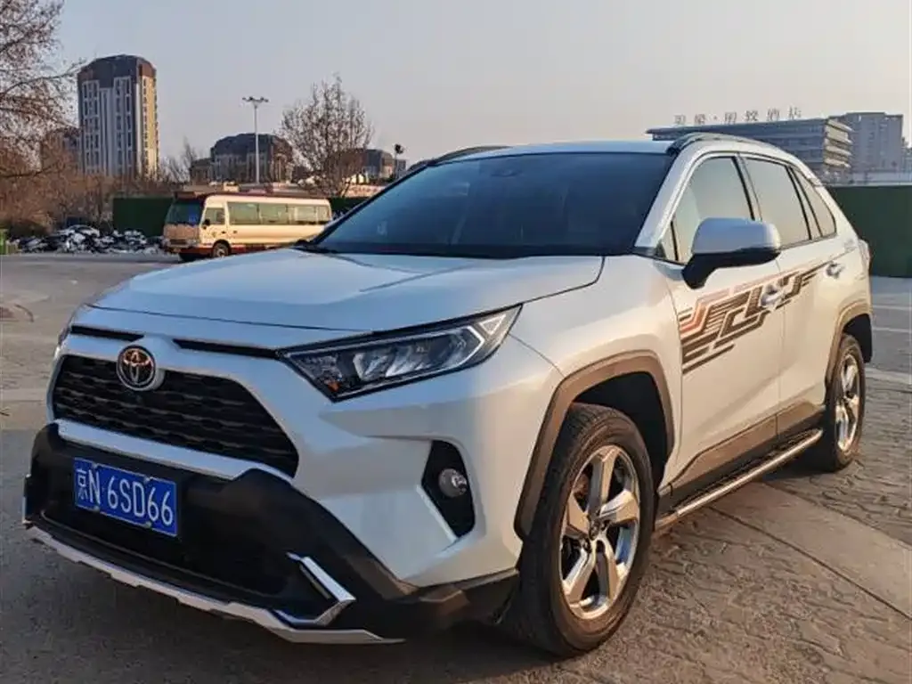 Toyota RAV4 — фото 1