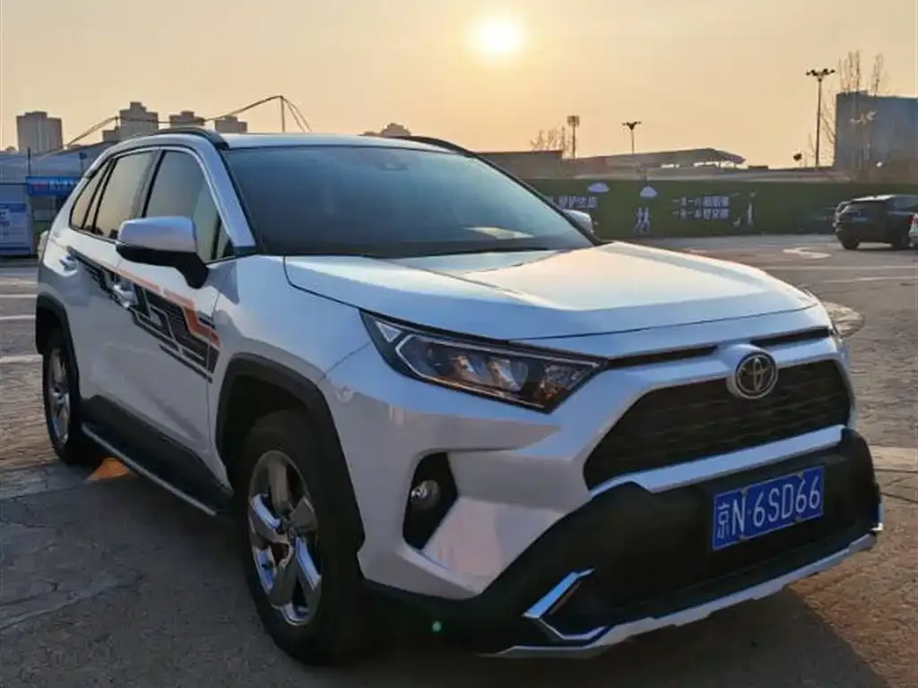 Toyota RAV4 — фото 5