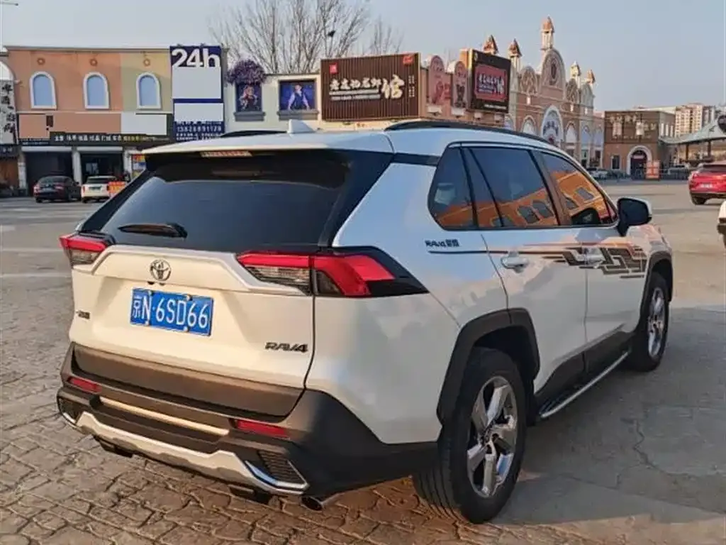 Toyota RAV4 — фото 6