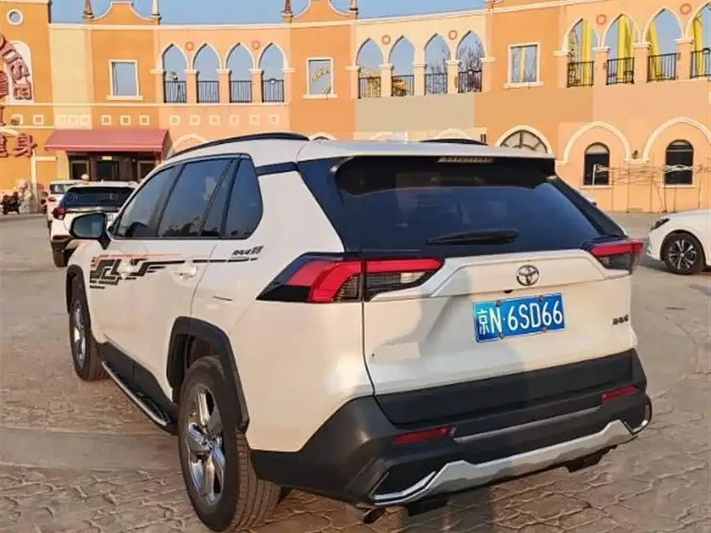 Toyota RAV4 — фото 7