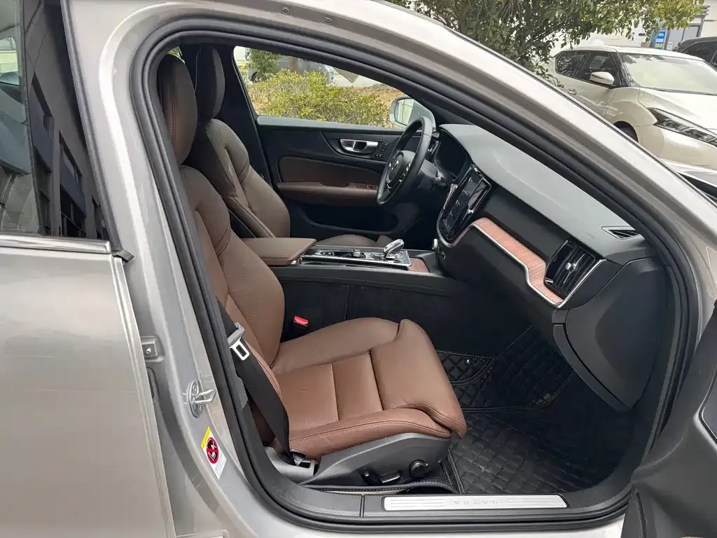 Volvo S60 2025 из CN, фото 9