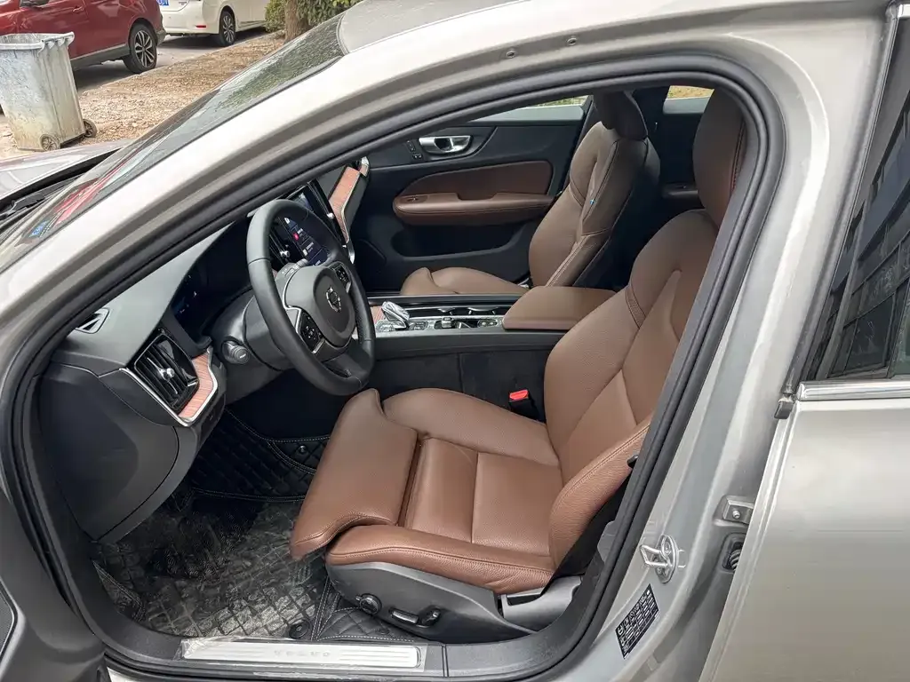 Volvo S60 2025 из CN, фото 5