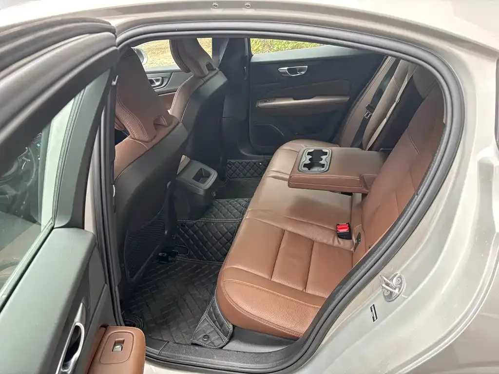 Volvo S60 2025 из CN, фото 3