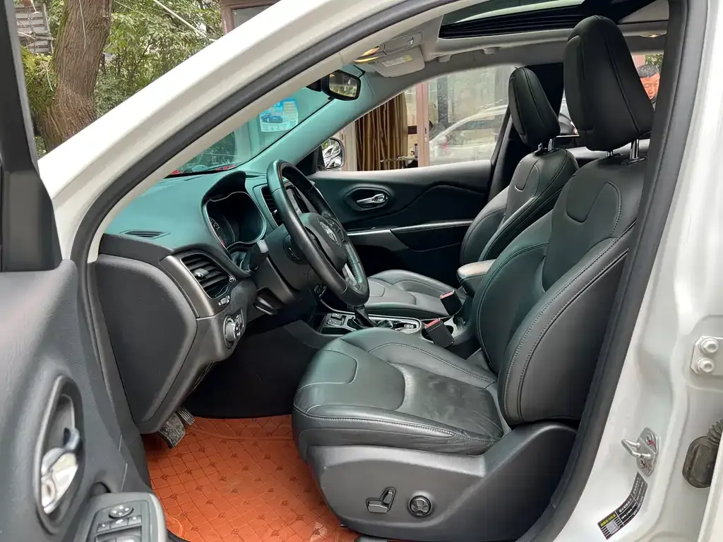 Jeep Cherokee 2021 из CN, фото 4