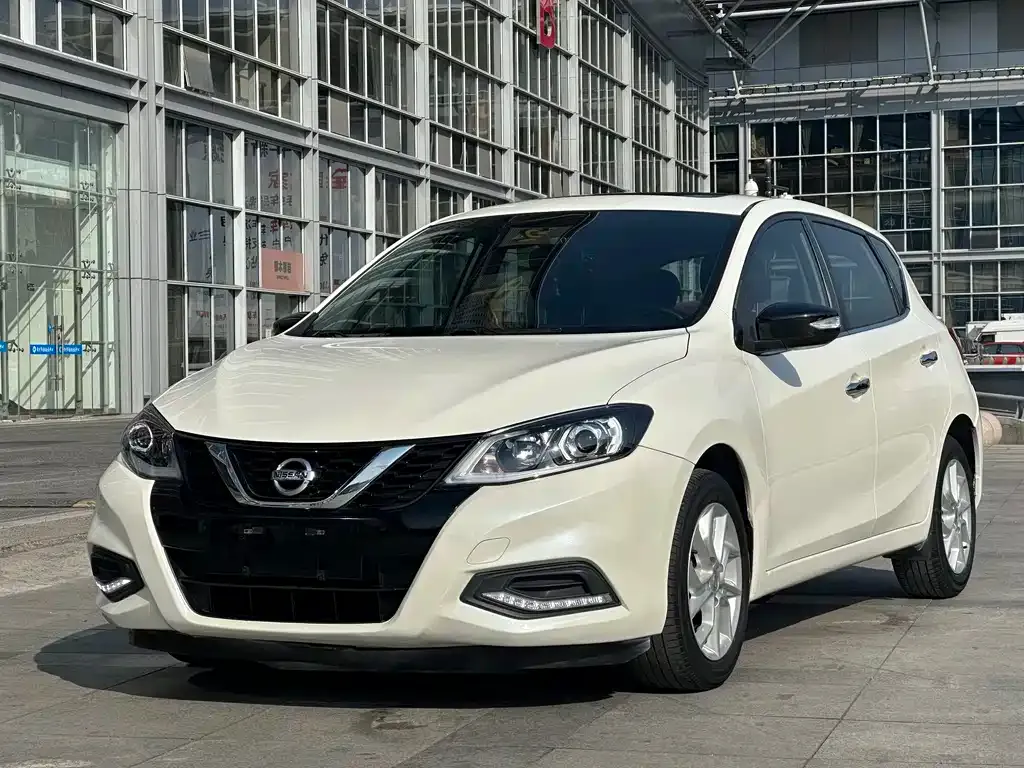 Nissan Tiida — фото 1