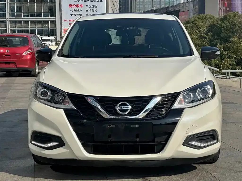 Nissan Tiida — фото 2