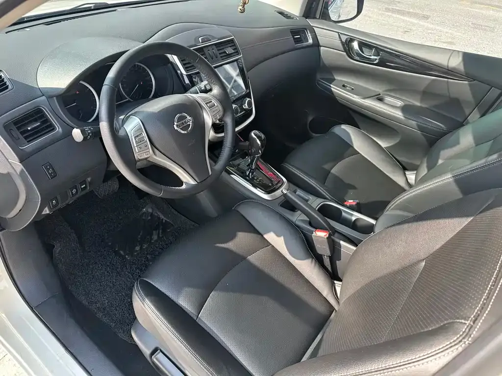 Nissan Tiida — фото 4