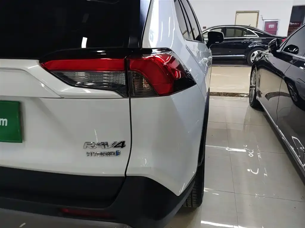 Toyota RAV4 — фото 8