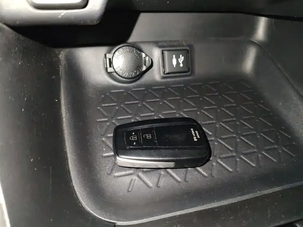 Toyota RAV4 — фото 5
