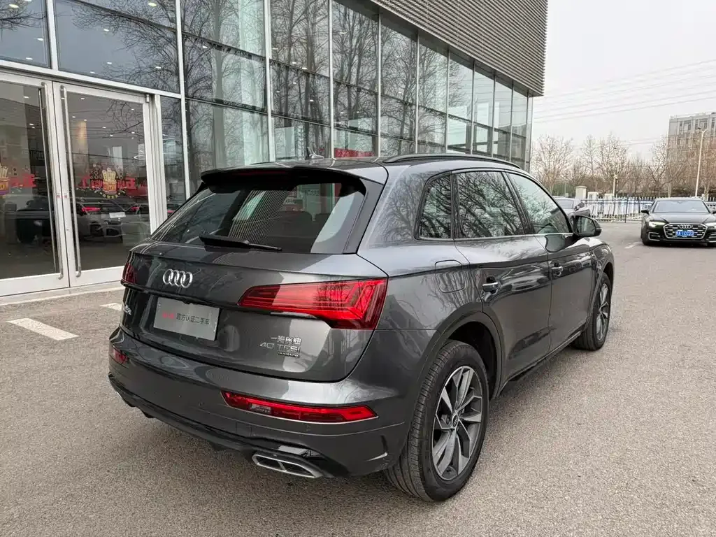 Audi Q5L — фото 10