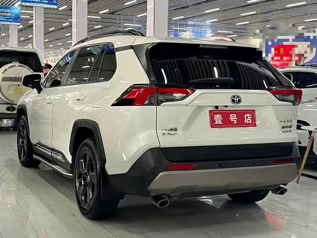 Toyota RAV4 — фото 8