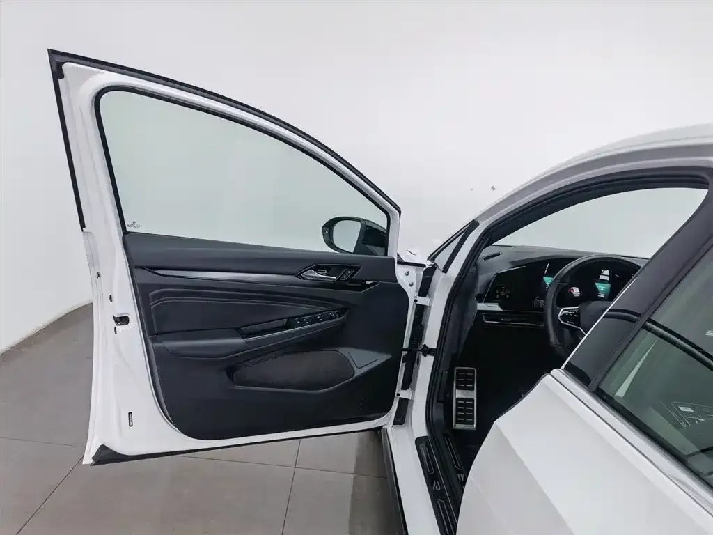 Volkswagen Golf 2021 из CN, фото 4