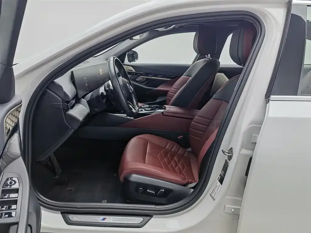 BMW 5 Series 2024 из CN, фото 10