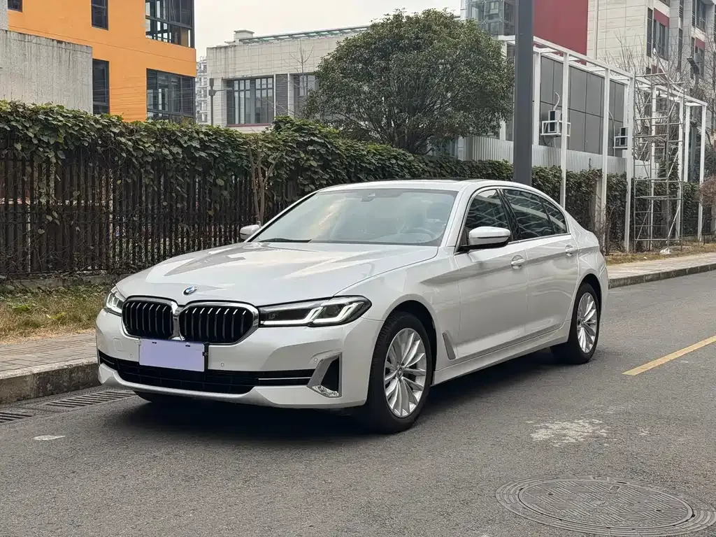 BMW 5 Series — фото 1