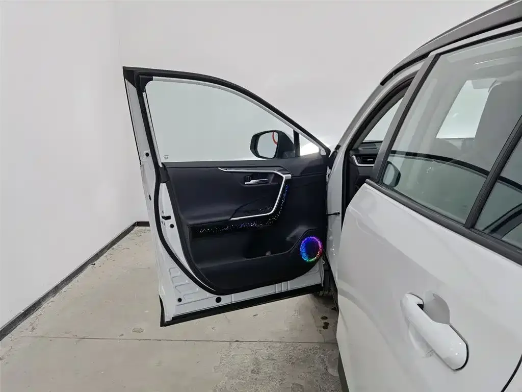 Toyota RAV4 2023 из CN, фото 8