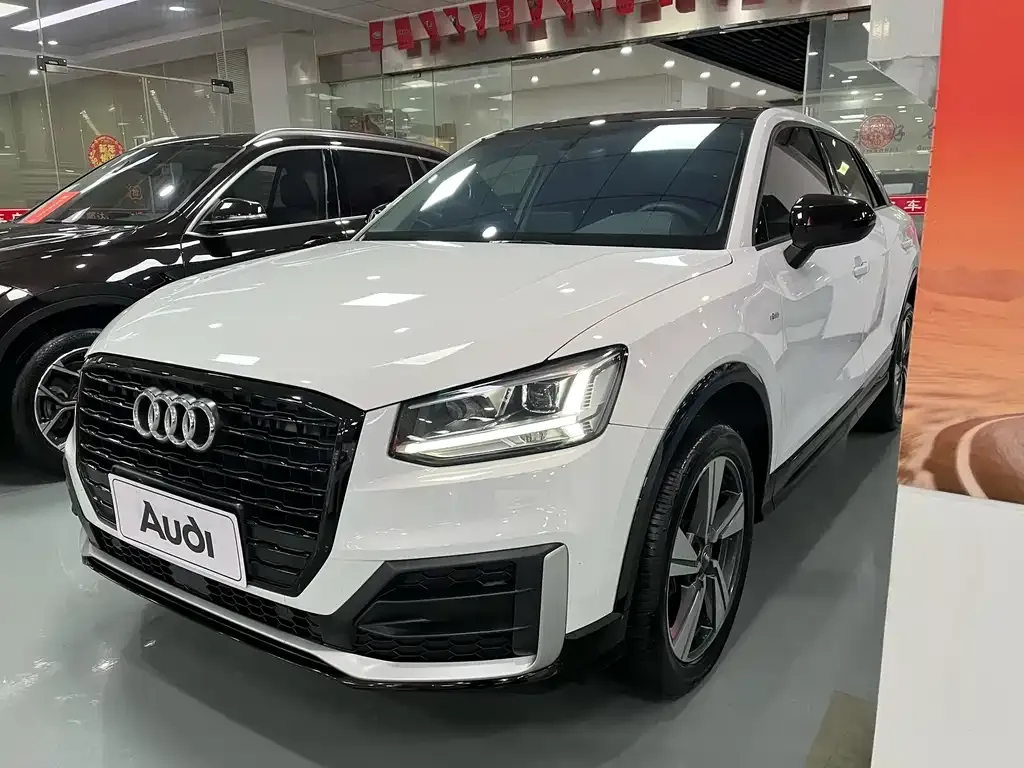 Audi Q2L — фото 1