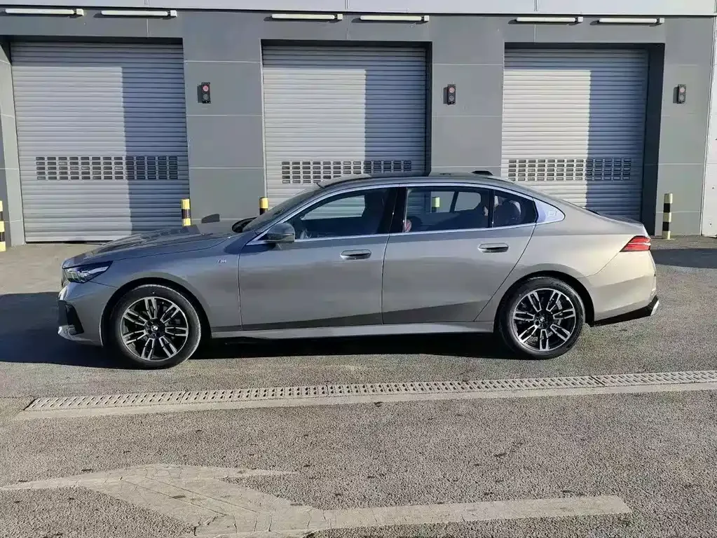 BMW 5 Series 2025 из CN, фото 7