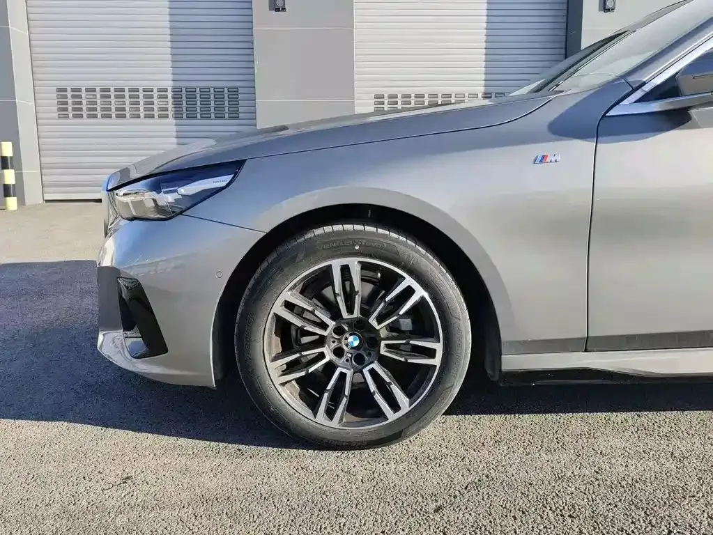 BMW 5 Series 2025 из CN, фото 8